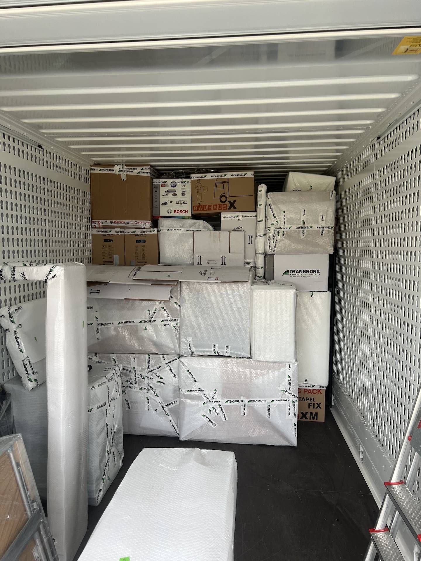 Transporter von Logistik Firma Transbork in Bad Honnef bei der Beladung