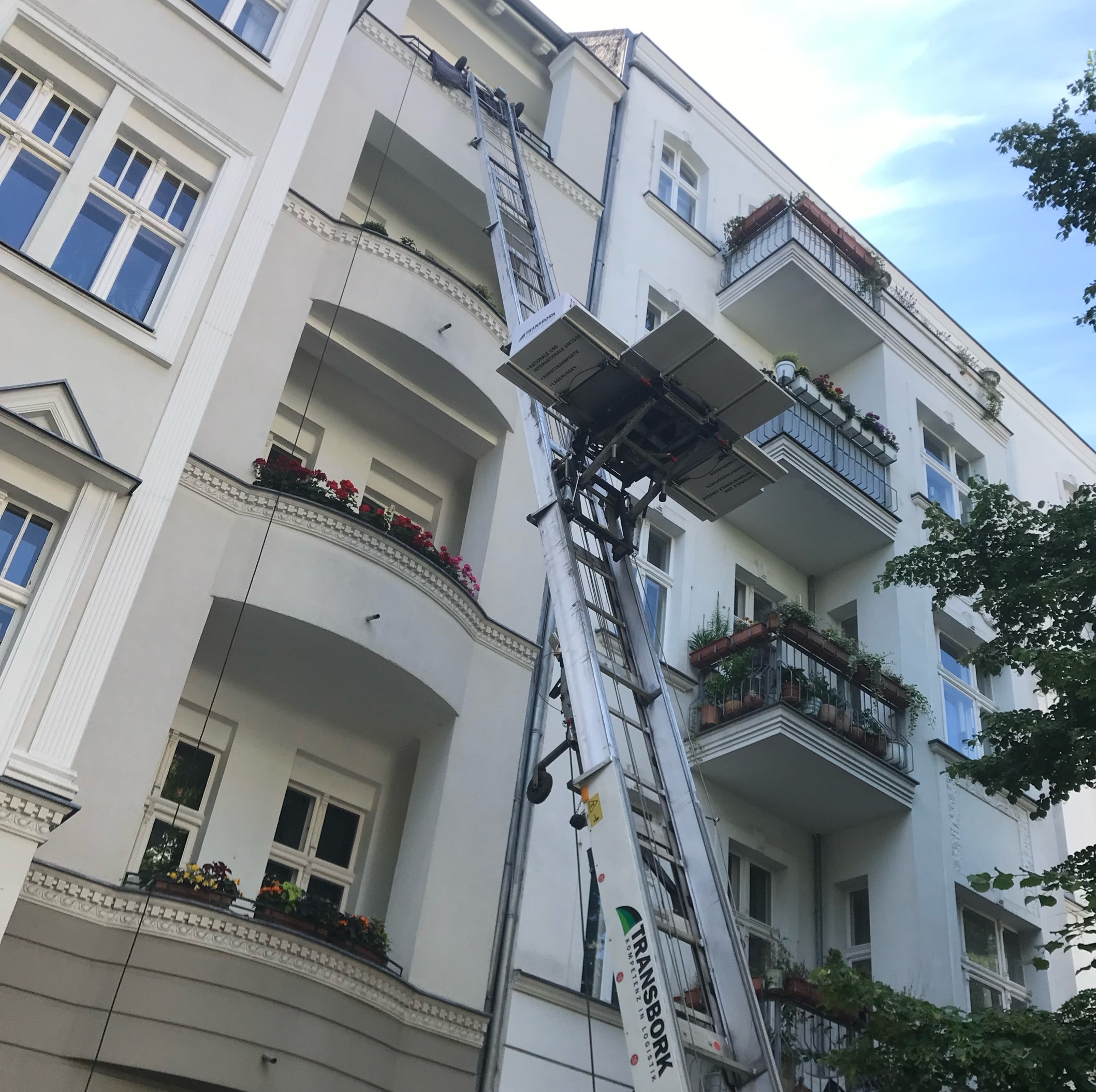 Aussenaufzug bei Umzug durch die Firma Transbork Logistik in Bad Honnef