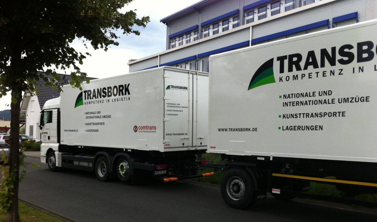 LKW der Firma Transbork Logistik auf der Straße
