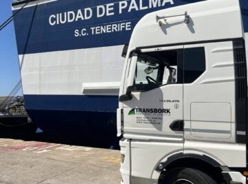 Transbork LKW bei Sonnenschein am Hafen von Teneriffa